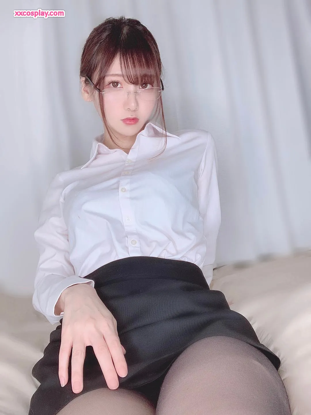 KenKens verführerische Office Lady in Spitze und Strümpfen